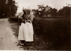 F5803 Diene Masselink met hond, circa 1900